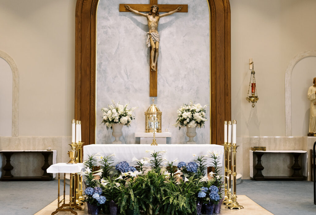 Wedding floral on the altar in Nashville, Tennessee