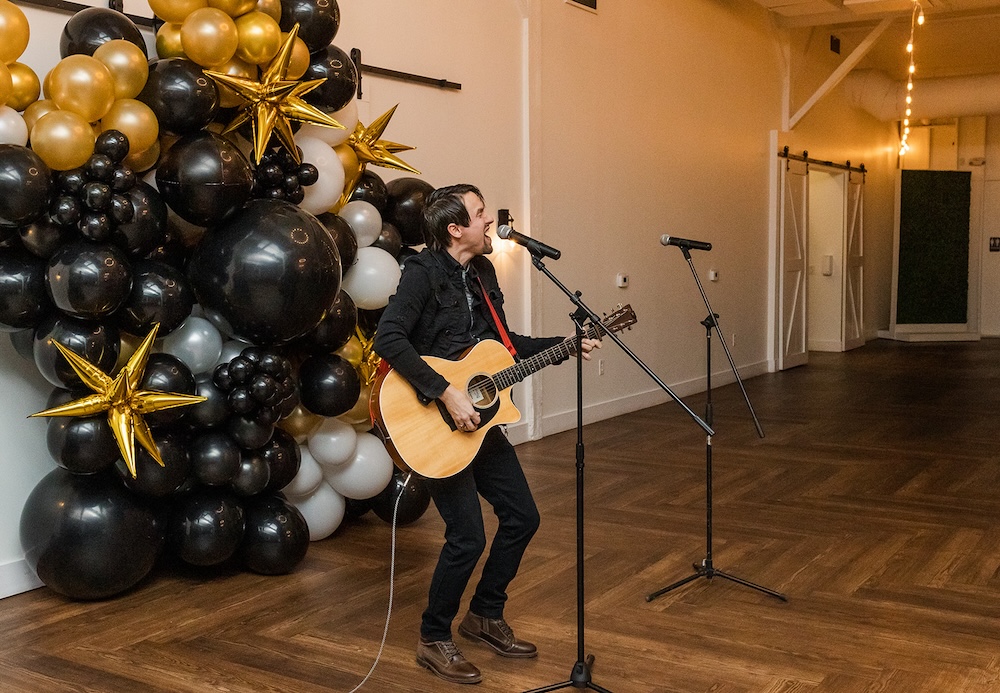 Live music at a holiday party at 14TENN